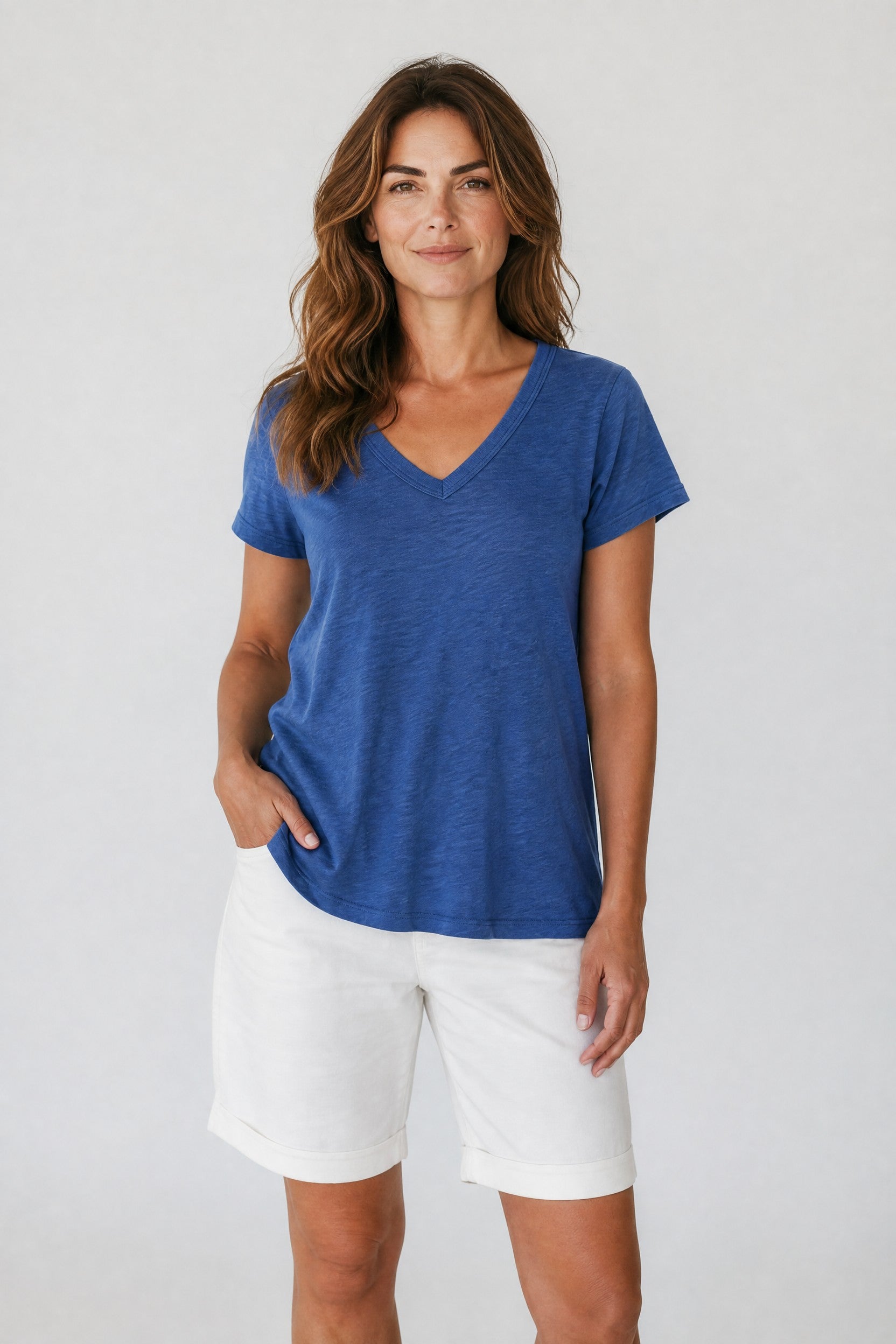 Woman wearing the bay blue tee dylan Jilli Boutique
