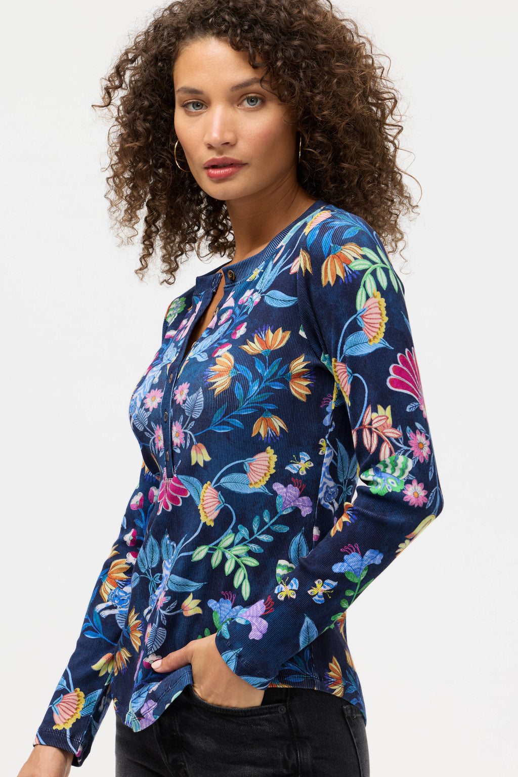 THE JANIE FAVORITE LONG SLEEVE FITTED HENLEY TEE Jilli Boutique