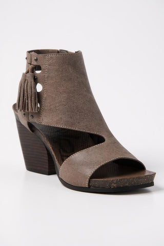 OTBT Women's shoes comfort shoe sandal leather fringe fly london grey powder